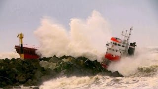 Sturm schmettert Frachter an Atlantikküste [upl. by Ccasi246]