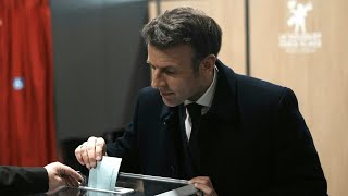 Präsidentschaftswahl in Frankreich Macron gibt Stimme ab  AFP [upl. by Yrellam605]