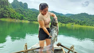 The girl casts a net to catch fish to sell to earn money to cover her poor life [upl. by Mateya]