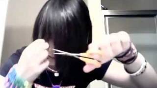 Howto cut quotemoscenequot bangs [upl. by Evin]