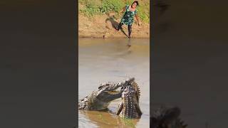 Wow this woman saw a crocodile while fishing animals [upl. by Nollaf]