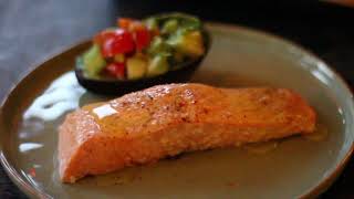 Warm gerookte zalm met avocado salsa [upl. by Moffat]