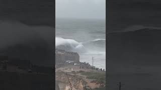 Lucas Chumbo pegou essa onda Gigante de Nazaré e impressionou o público no cliff 🌊🏄‍♂️ [upl. by Gnod]