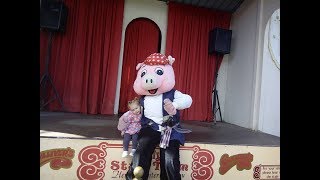 Gullivers World Ellie Elephant Cheerleading and Percy Pig Pirate Shows [upl. by Eilssel]