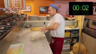 Il pizzaiolo più veloce del mondo è di Reggio Emilia ecco la sua pizza in 20 secondi [upl. by Namajneb]