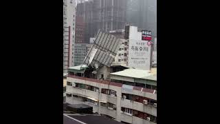 Metal roof getting blown off a building in Kaohsiung during Typhoon Krathon 山陀兒 [upl. by Anabella]