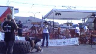 Head to Head Tire Flip Kyle Rayner vs Jeff Vanco 700lb tire [upl. by Kaehpos809]