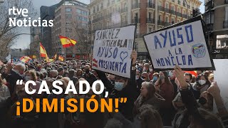 GUERRA PP Miles de partidarios de AYUSO piden la DIMISIÓN de CASADO a las puerta de GÉNOVA  RTVE [upl. by Nivi]