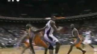 Shaquille Oneal flops on the floor and lets Dwight Howard dunk the ballflv [upl. by Coster]