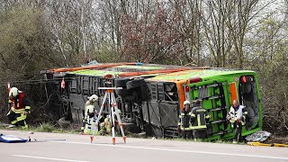 Tote und zahlreiche Verletzte bei FlixbusUnfall auf der A9 bei Leipzig [upl. by Hermy]