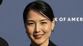 「指輪がすんごい」大谷翔平のMVP受賞で隣に寄り添う真美子夫人の“手元”に視線集中！「ゴージャス」「優勝リングみたいに大っきい」 [upl. by Diana174]