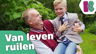 Olivier ruilt 1 dag van leven met zijn vader 😂  Kinderen voor Kinderen helpt mee [upl. by Crellen]