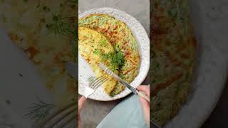 Omelette aux fines herbes  Omelette soufflée à leau gazeuse  Astuce de chef short shorts [upl. by Acinoda]