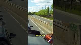 ¡Increíble Camionero Detiene a Conductor que Quería Saltarse la Fila 🚫🚗 [upl. by Phio]