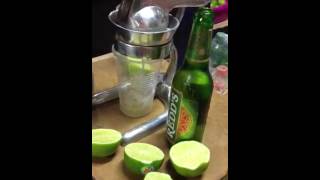 Como se prepara la mejor michelada de Medellín [upl. by Ynatsed]