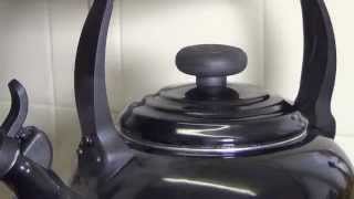 Le Creuset Traditional Kettle 21L Kettle with Whistle review [upl. by Caylor]