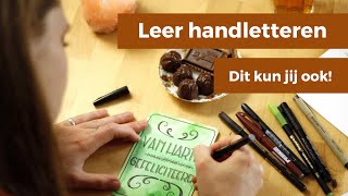 Cursus handletteren  Leer mooie letters en teksten schrijven op kaarten en cadeaus [upl. by Ruhtracm]