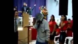 Mendigo bÃªbado canta na Igreja e o fogo cai legendado [upl. by Haissi]