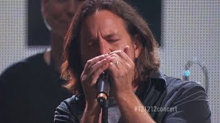 Roger Waters amp Eddie Vedder quotComfortably Numbquot Live at quot121212quot The Concert for Sandy Relief HD [upl. by Ikuy545]