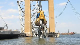 The HSWC500 1000 giant hydraulic claw goes to work clearing the wreckage of the Baltimore Bridge [upl. by Atarman86]