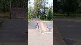 Трюки на самокатекиклесчерезспайнscootscootingskateparkscootworldskateboardingshorts [upl. by Ivatts]