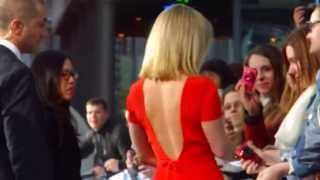 Alice Eve macht Fotos mit Fans bei der STAR TREK Premiere 2013 Berlin [upl. by Lilly842]