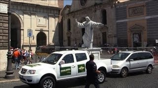 Tre falsi Cristi in giro per Roma promuovono ItaliaInghilterra [upl. by Yulma530]