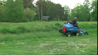 Toro och New Holland gräsklippare 2012mpg [upl. by Ettenajna]