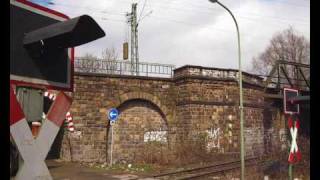 Bahnübergang quotXantener Straßequot Neuss  pfeifende Hafenbahn  Neusser Hafenbahn [upl. by Tildi]