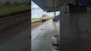 🚂Gorakhpur godan express crossing through khadavli station 🚉 shorts khadavli station train like [upl. by Esertap574]