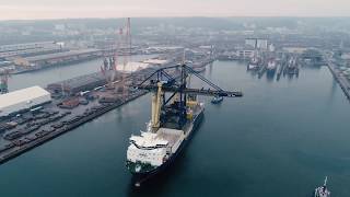 Fairmaster departs Gdynia Port with Giant 1400t Ship Unloader [upl. by Noyrb]