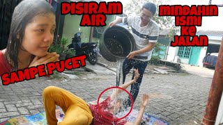 MINDAHIN ISMI TIDUR KE JALANAN DISIRAM AIR SAMPE PUCET [upl. by Adelpho]