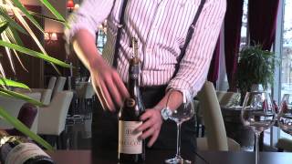 Astuces du sommelier  comment déboucher une bouteille de vin [upl. by Aenert672]