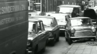 1970 Harde actie tegen parkeren op de stoep in Amsterdam  oude filmbeelden [upl. by Oinegue]