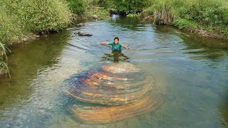 Two clams overlapped in the water and the pearls they cultivated were stunningly beautiful [upl. by Nonek]