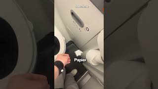 Sie Hat Etwas Verrücktes In Der Toilette Eines Flugzeugs Entdeckt [upl. by Teirrah673]