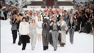 SCHWEIGEMINUTE Chanel stellt letzte LagerfeldKollektion bei Fashion Week in Paris vor [upl. by Skardol]