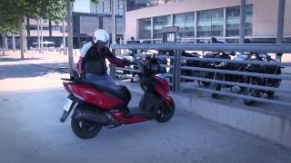 Motos Garage Tv Consejo Seguridad  Aparcar un Scooter  KYMCO [upl. by Min]