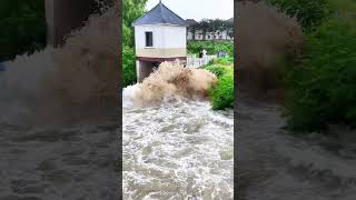 The tide in the creek was so strong that even the fishermen were panicking The tidal surge in t [upl. by Drofnas]