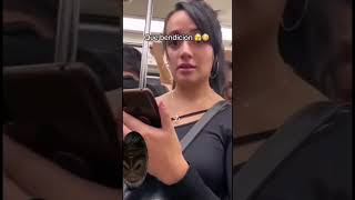 Se Sienta chica en las piernas de un hombre en El Metro 😳 gracioso reacionando funnyvideo memes [upl. by Edualc]