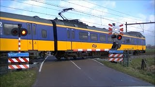 Spoorwegovergang Apeldoorn  Dutch railroad crossing [upl. by Elleron654]