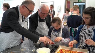 Bischöfe backen Pizza für das Leben [upl. by Yelmene]