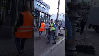 Zivilpolizist bei Laufblockade der letztegeneration fast angefahren [upl. by Htnamas]