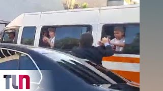 Javier MIlei bajó en el medio de la calle y saludó a varios niños que estaban en una combi [upl. by Swain82]