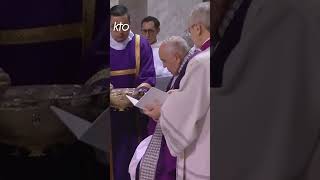 🔴 Le pape François reçoit les cendres symbole de cette entrée en Carême [upl. by Neelloc]