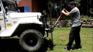 Utilizando o macaco HiLift para erguer o carro Por Mantiqueira 4x4 HD [upl. by Aynor]