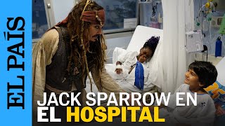 Johnny Depp se viste de Jack Sparrow para sorprender a los niños del Hospital de Donostia  EL PAÍS [upl. by Meakem]