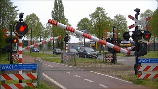 Spoorwegovergang Aalten  Dutch railroad crossing [upl. by Saberhagen636]