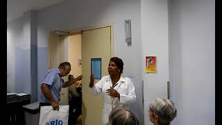 Assistente Social em atendimento na Sala de Espera de hospital [upl. by Rehotsirhc]