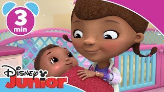 Doktor McStuffins  Babydukken bader for første gang  Disney Junior Norge [upl. by Yorled298]